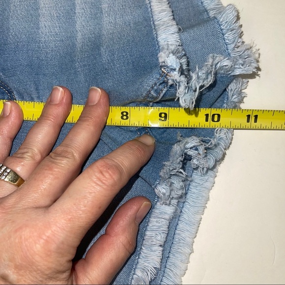 NEW Refuge Fray Hem Light Wash Jean Shorts 4 - Picture 9 of 14